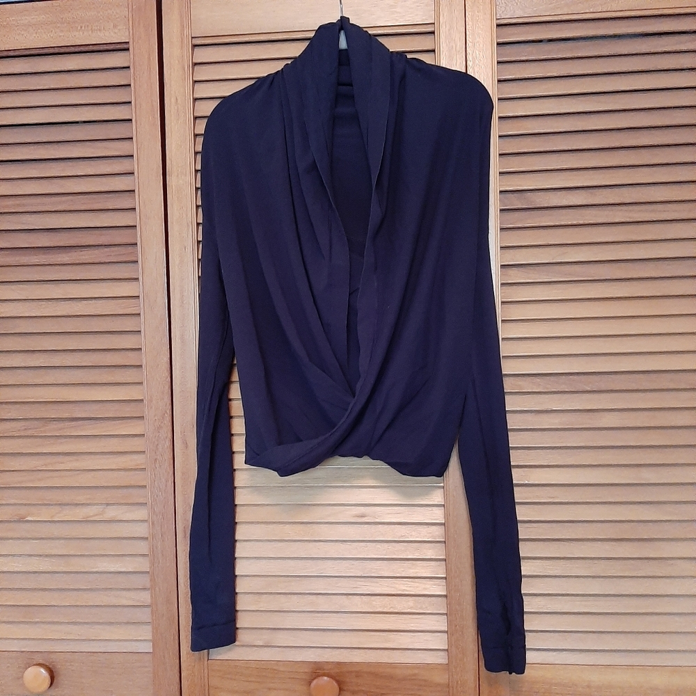 Lululemon black cross over top
